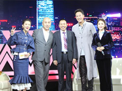 新望董事長(zhǎng)羅永輝與著名歌星劉尊老師、汪正正老師、郭津彤老師、主持人雅琪在北京電視臺(tái)錄制節(jié)目現(xiàn)場(chǎng)親切合影
